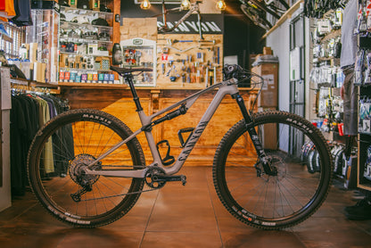 CANYON Lux Trail CF 6 - Small - Marketing Bike